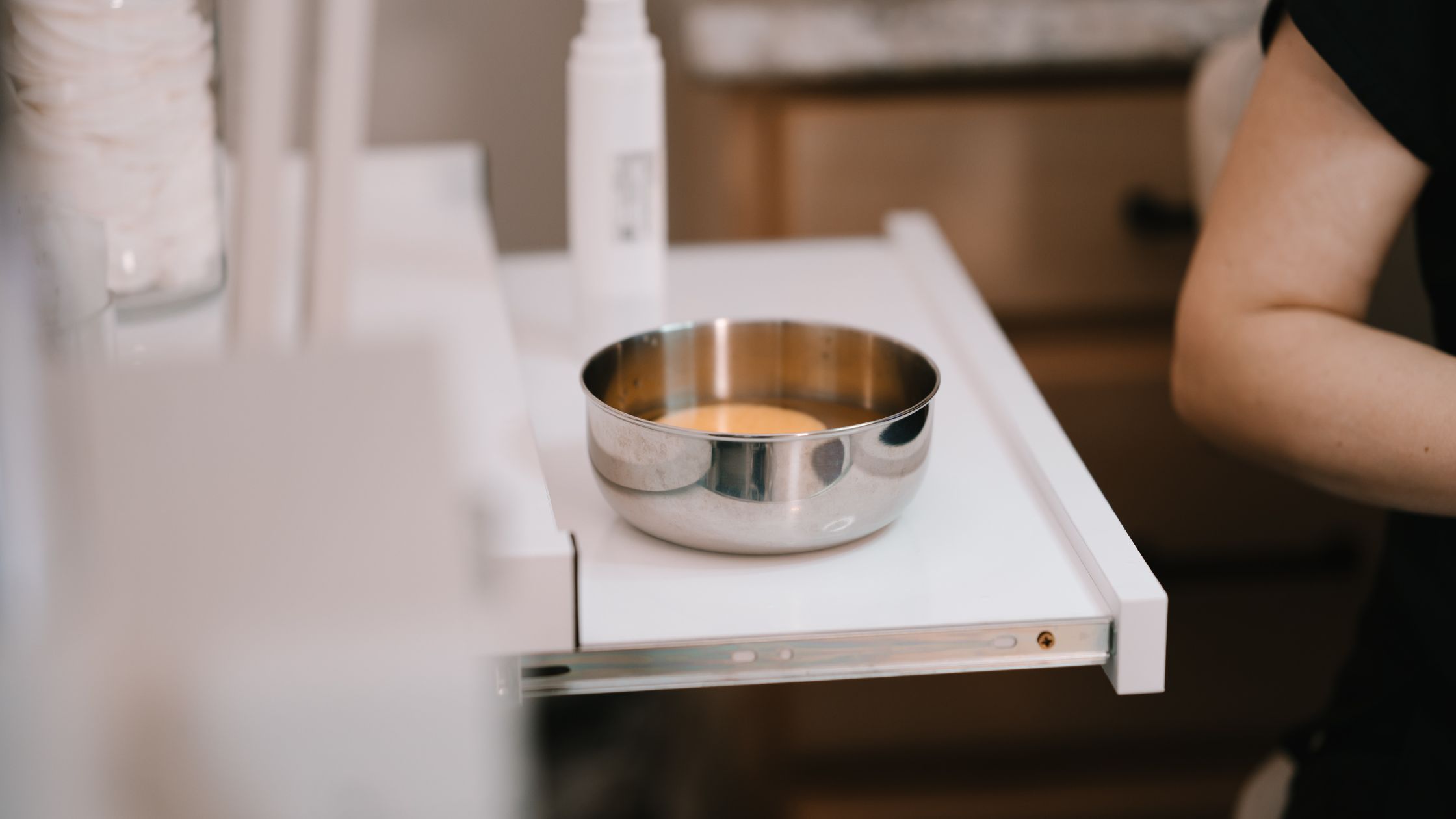 Peels vs. Microdermabrasion: Which Treatment is Your Skin's Soulmate?